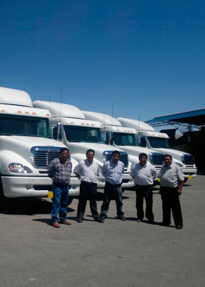 Transmdicas S.R.L. hombres parados frente a unos camiones